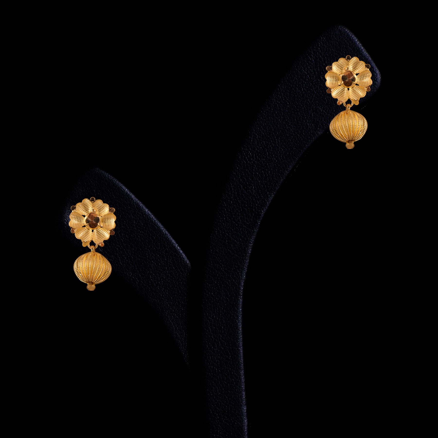 Gold short deals earrings design