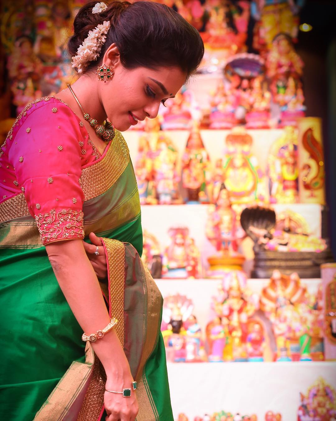 Upasana Wore A Silk Saree With Unique Necklace Made From 400-Carats Of  Rubies And Pearls For Oscars