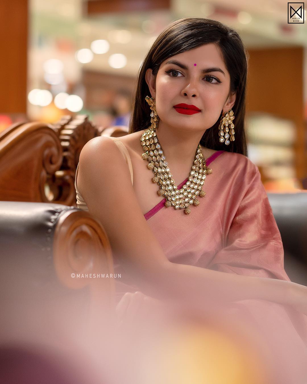 Kundan jewellery deals with saree