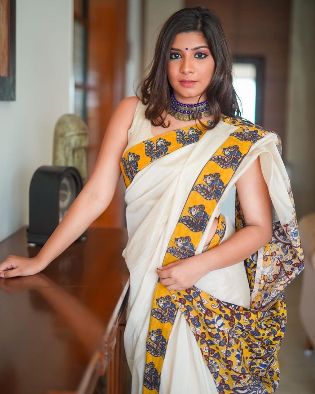 how-to-wear-silver-jewelleries-with-sarees (14)