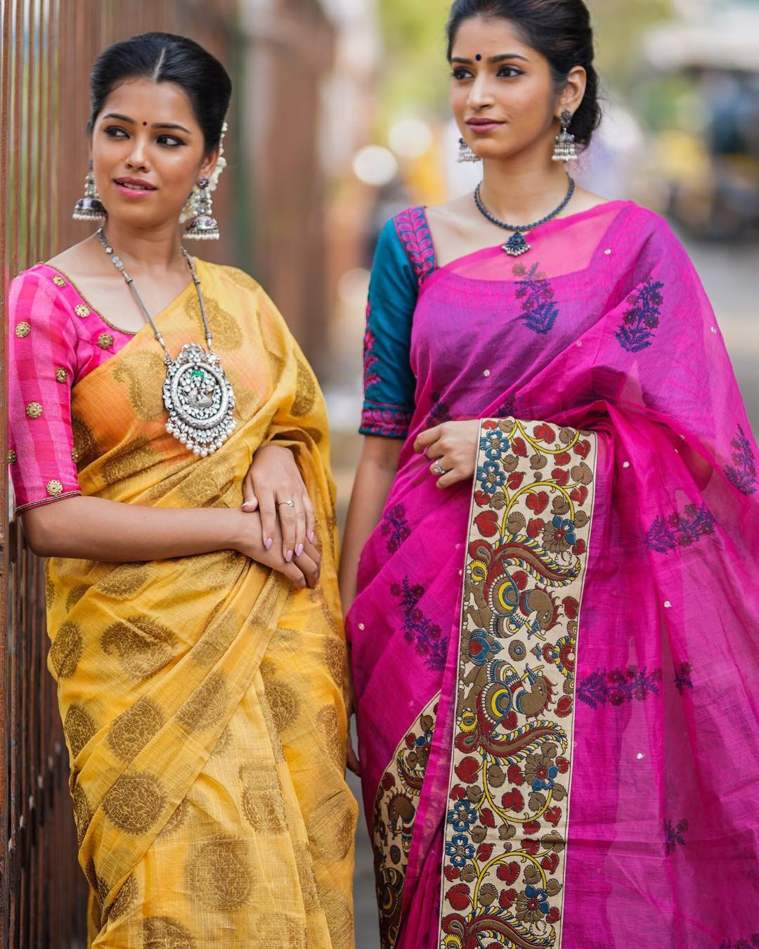 Woman wearing their traditional sarees and silver jewellery outside  traditional sand stone houses of Jaisalmer. Rajasthan, INDIA Stock Photo -  Alamy