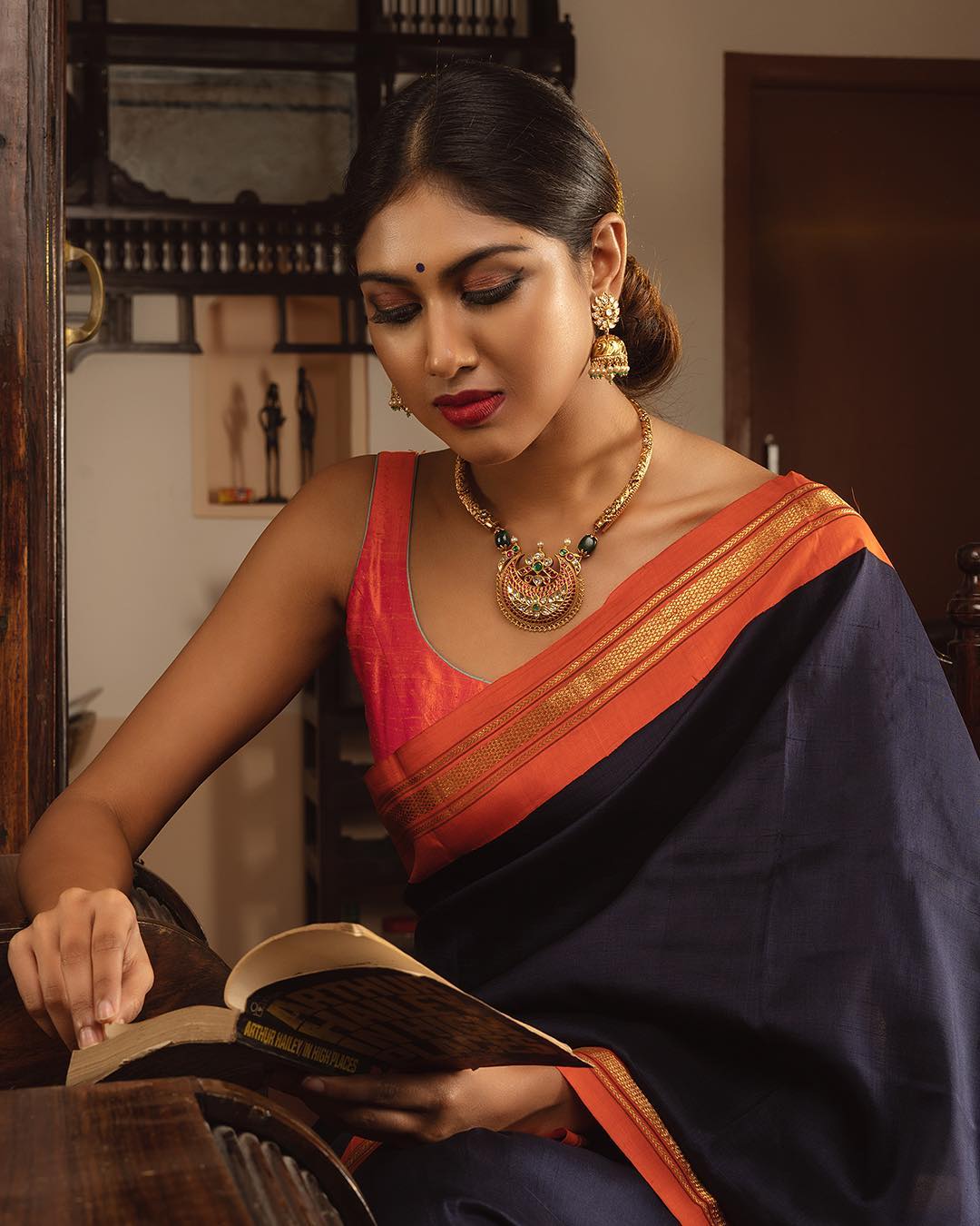 choker-necklace-with-sarees (10)