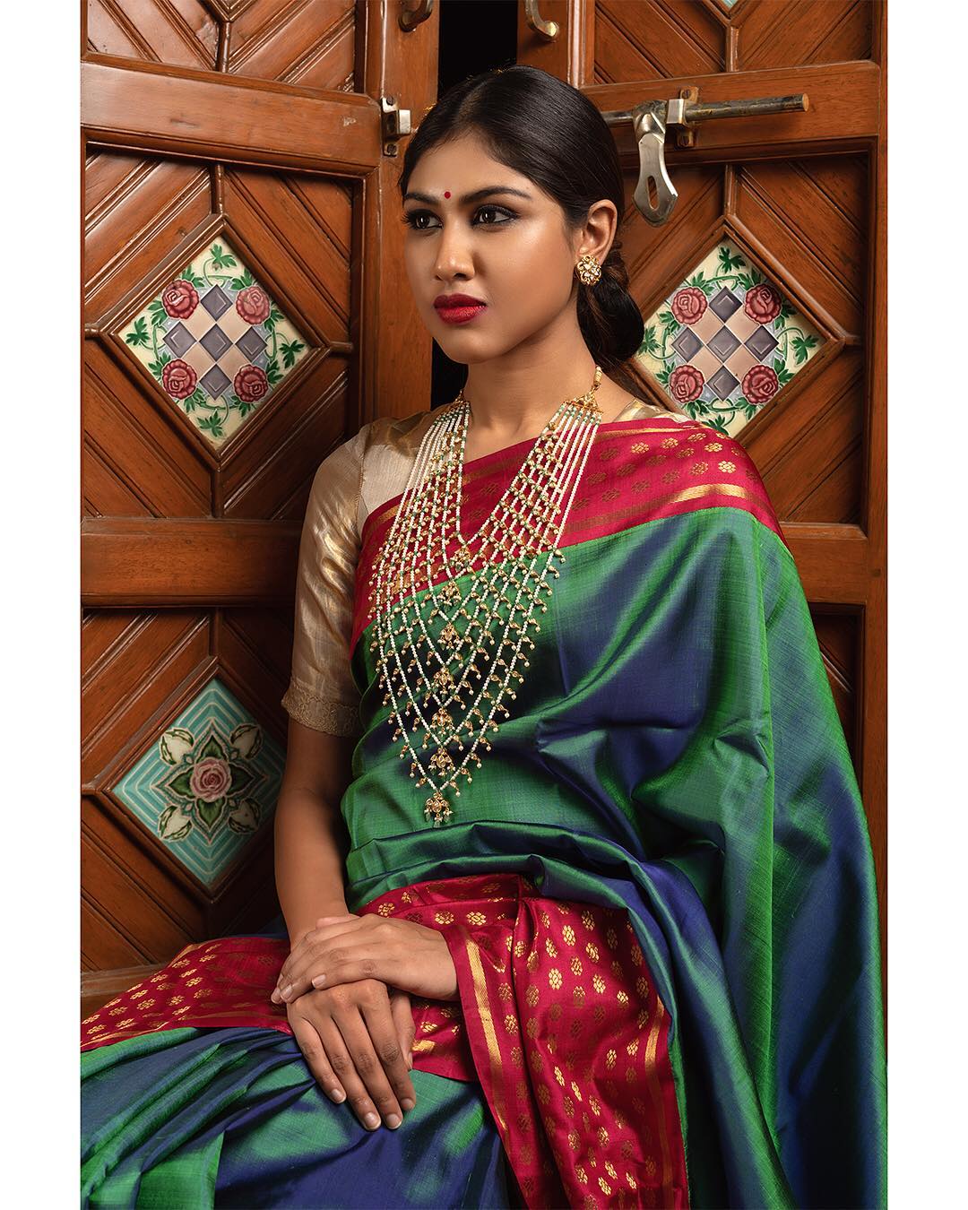 choker-necklace-with-sarees (9)