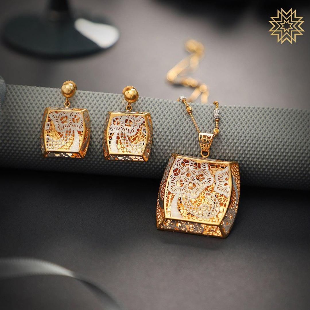 Light weight gold on sale pendant set design