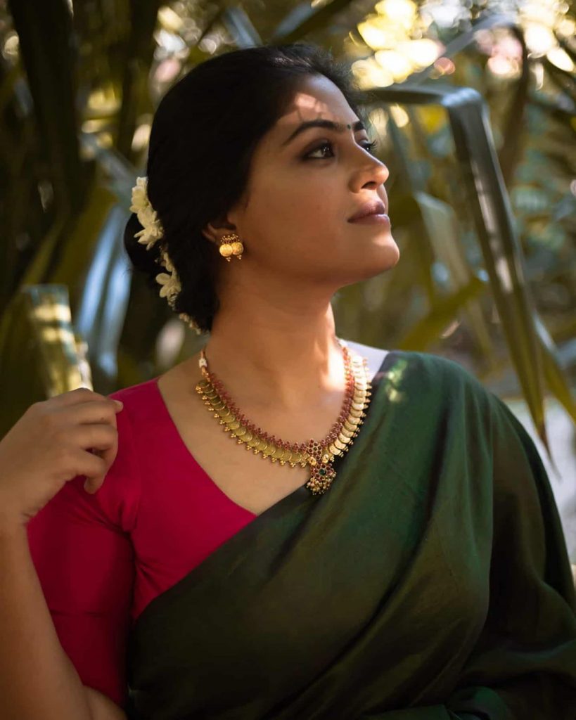 What jewelry best suits with simple cotton sari? - Quora