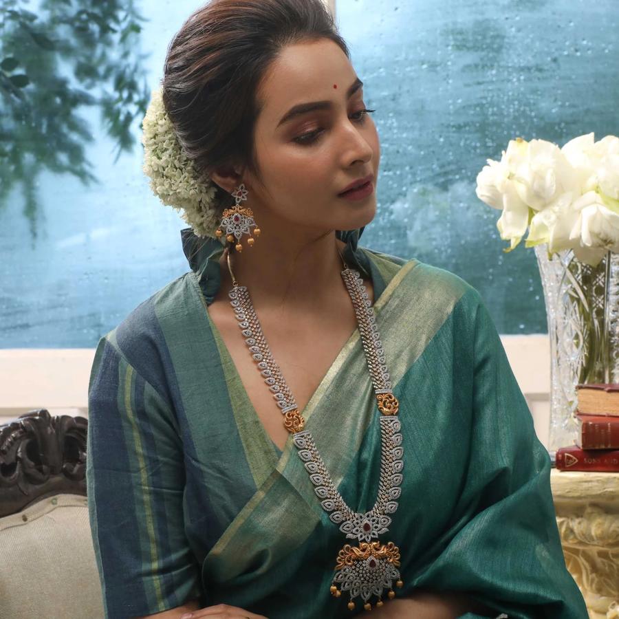 WHAT KIND OF JEWELLERY WEAR WITH SAREE.
NECKLACES WITH SAREE