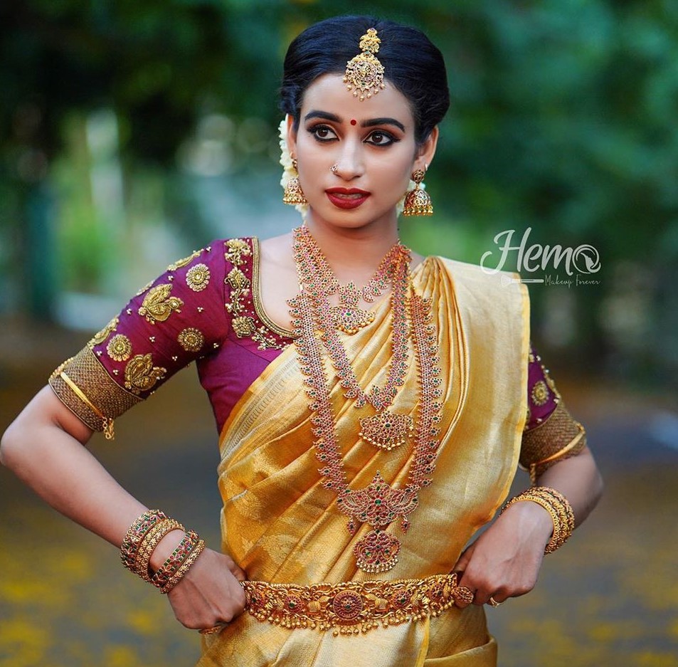 Premium Photo | South indian tamil bride adorned in saree and gold jewellery  and flowers