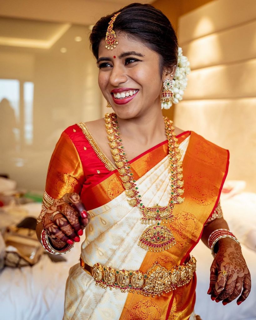 Demure Drapes - Wearing Settu- mundu ( two piece kerala sari) for Malyalee  wedding in KL. Shares Rupali Yogesh Gondhalekar #iluvsaris @demuredrapes |  Facebook