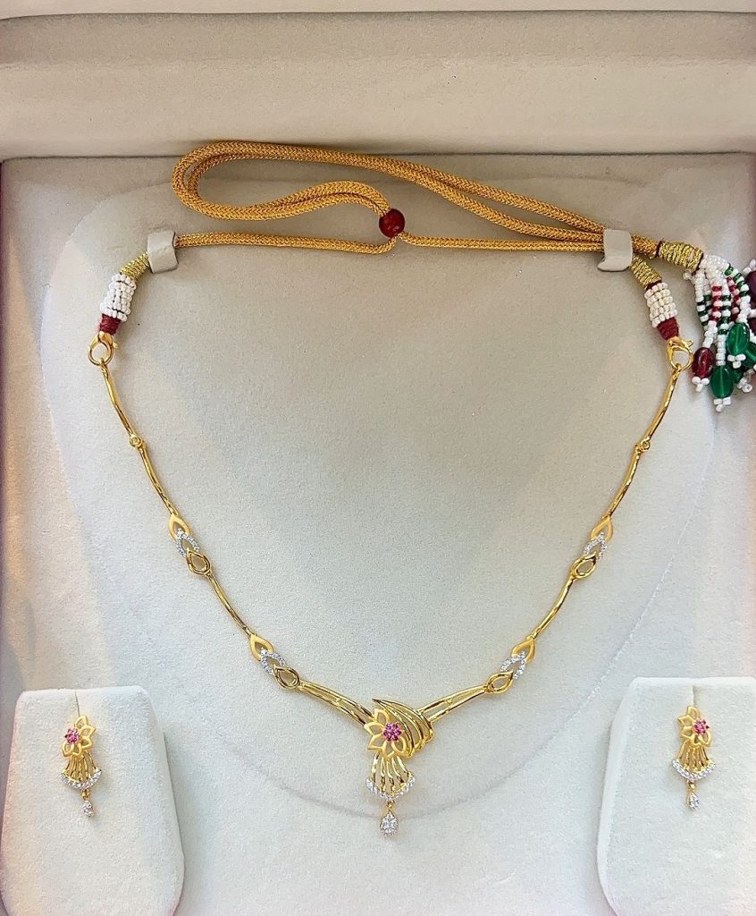 Gold Simple Neck Sets From 'Maruti Jewellers'