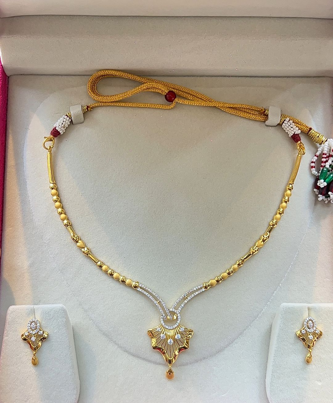 Gold Simple Neck Sets From 'Maruti Jewellers'