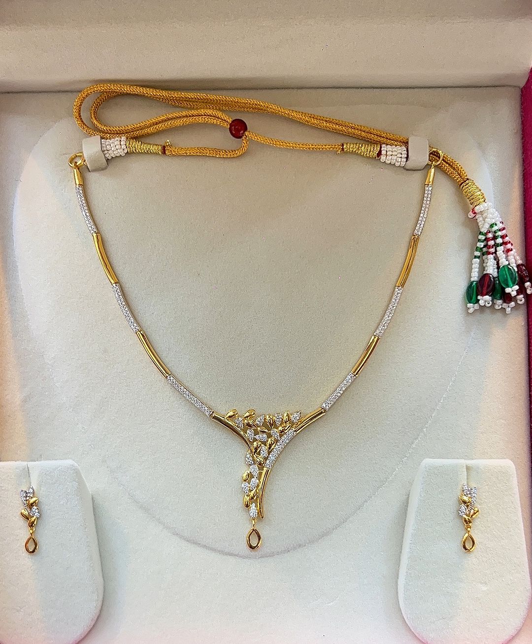 Gold Simple Neck Sets From 'Maruti Jewellers'